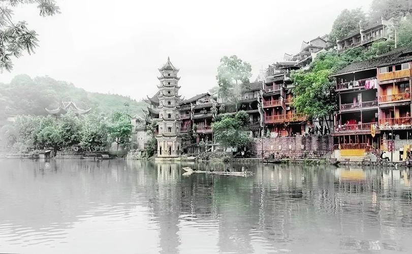 凤凰古镇,历史与现代交融的梦幻水乡 第2张 凤凰古镇,历史与现代交融的梦幻水乡 第2张