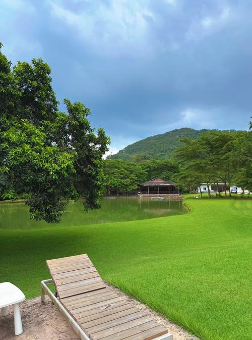 探寻山水之间的清凉天堂_爬山游泳胜地详细分析