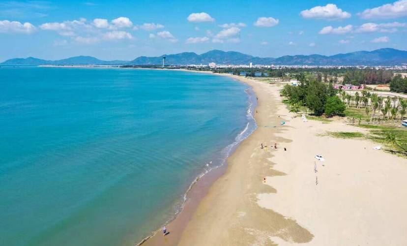 探寻沙滩旅游特色景点，尽享海滨风情