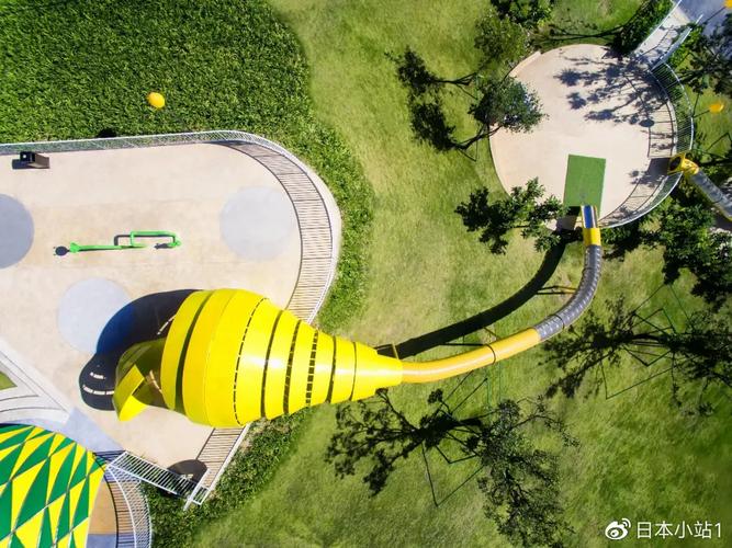 探寻滑梯建筑的奇妙之旅,融合自然与创意的绿色景观 第2张 探寻滑梯建筑的奇妙之旅,融合自然与创意的绿色景观 第2张