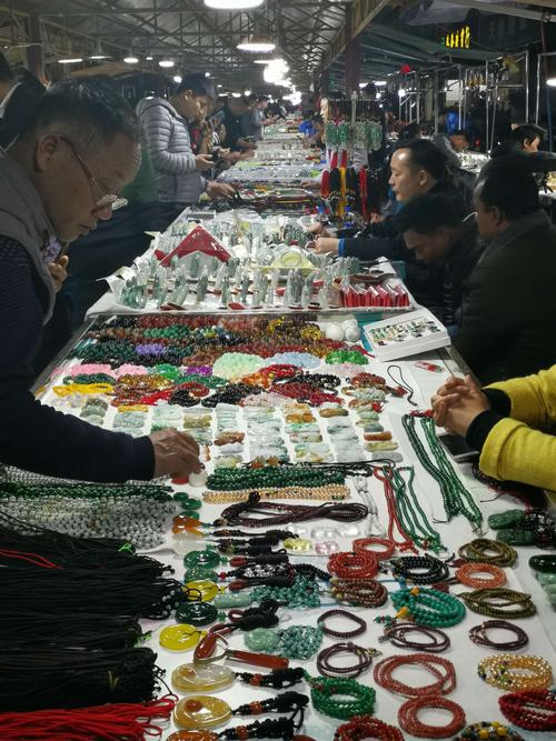 探寻瑞丽玉石之美,云南翡翠王国的魅力之旅 第2张 探寻瑞丽玉石之美,云南翡翠王国的魅力之旅 第2张