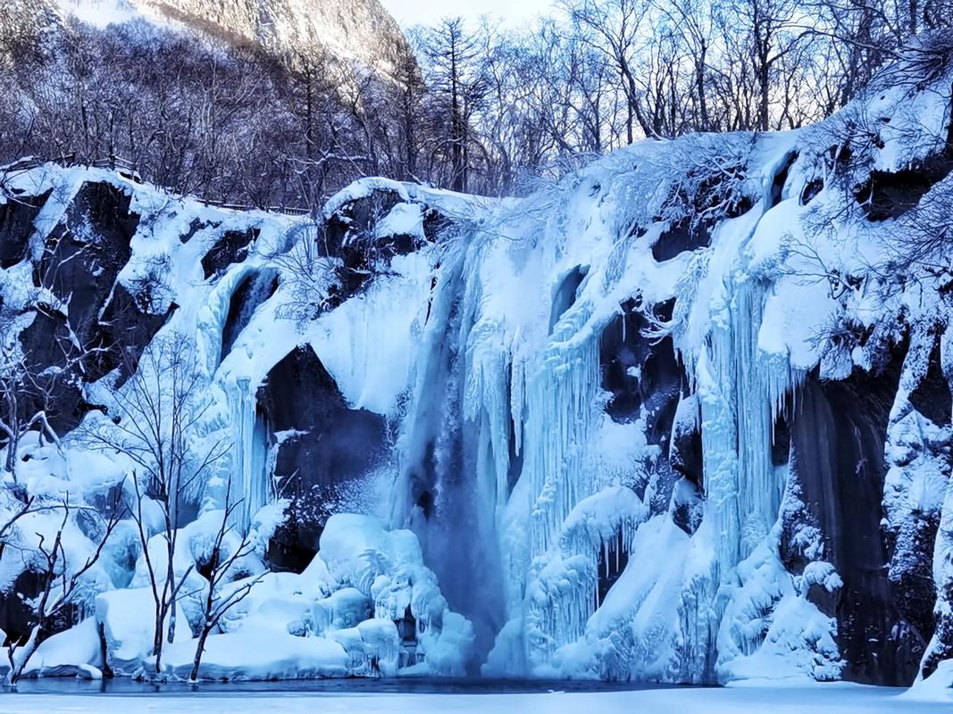 探秘东北冰窟,冰封雪裹的自然奇观 第2张 探秘东北冰窟,冰封雪裹的自然奇观 第2张