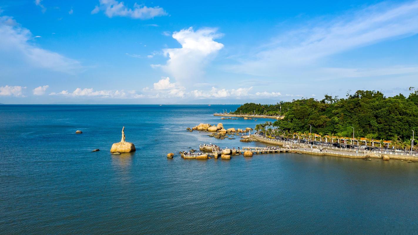 珠海清澈沙滩,静谧海岸线的碧海蓝天画卷
