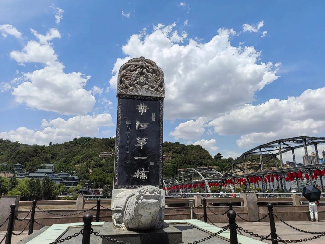 铁索桥,千年历史的见证，魅力无穷的旅游胜地