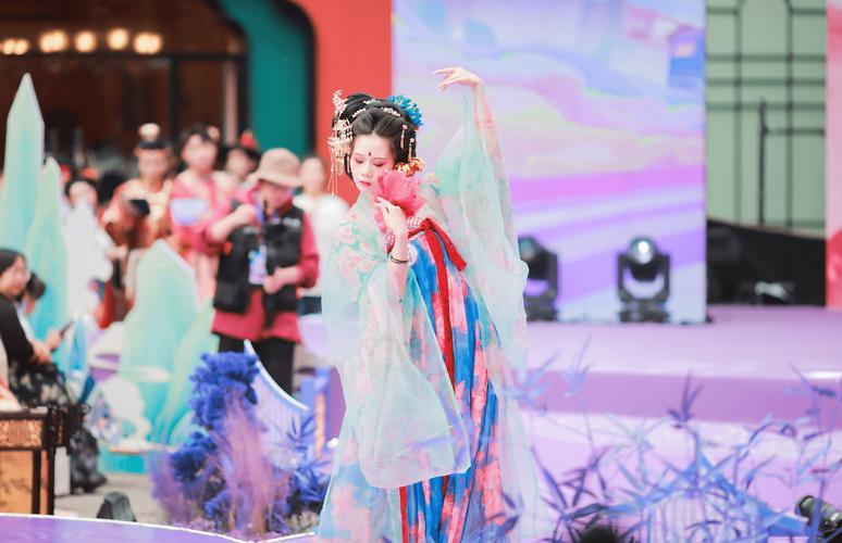重庆汉服之美,探寻历史文化与现代时尚的完美融合 第2张 重庆汉服之美,探寻历史文化与现代时尚的完美融合 第2张